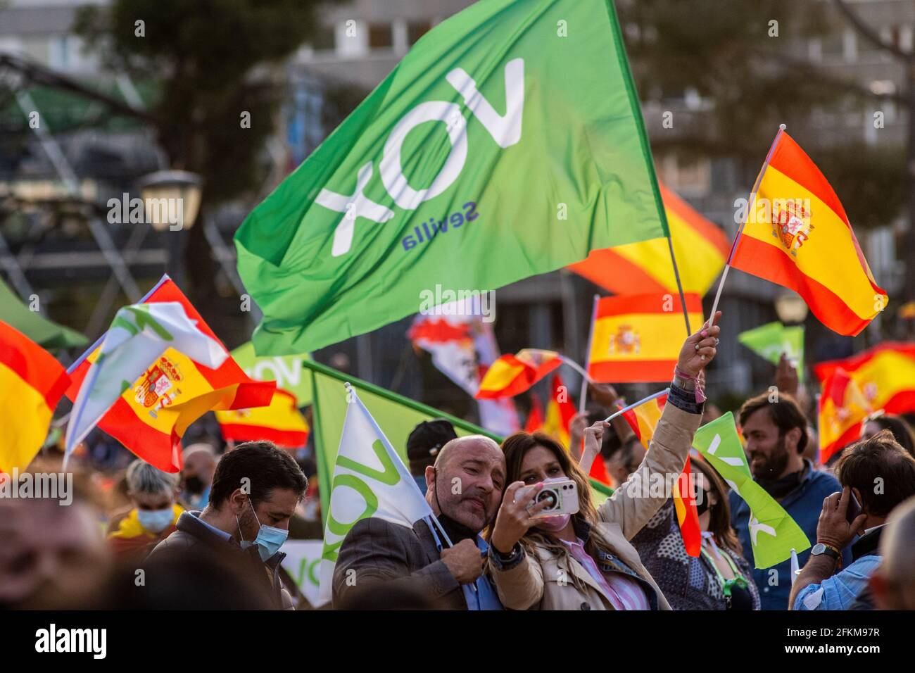 Madrid, Spagna. 02 maggio 2021. I sostenitori del partito VOX di estrema destra prendono un selfie durante un rally per l'ultimo giorno di campagna in vista delle elezioni regionali di Madrid che si svolgeranno il 4 maggio 2021. Credit: Marcos del Mazo/Alamy Live News Foto Stock