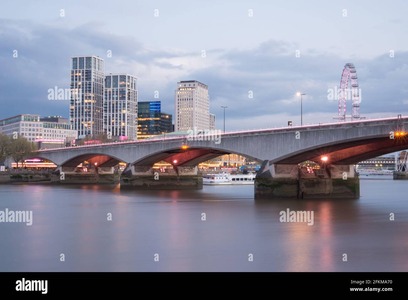 Ponte illuminato sul fiume Waterloo di Giles Gilbert Scott Lifschutz Davidson Sandilands Leo Villareal Studio Foto Stock