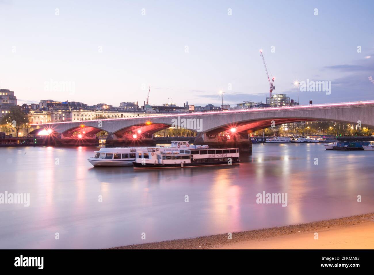 Ponte illuminato sul fiume Waterloo di Giles Gilbert Scott Lifschutz Davidson Sandilands Leo Villareal Studio Foto Stock