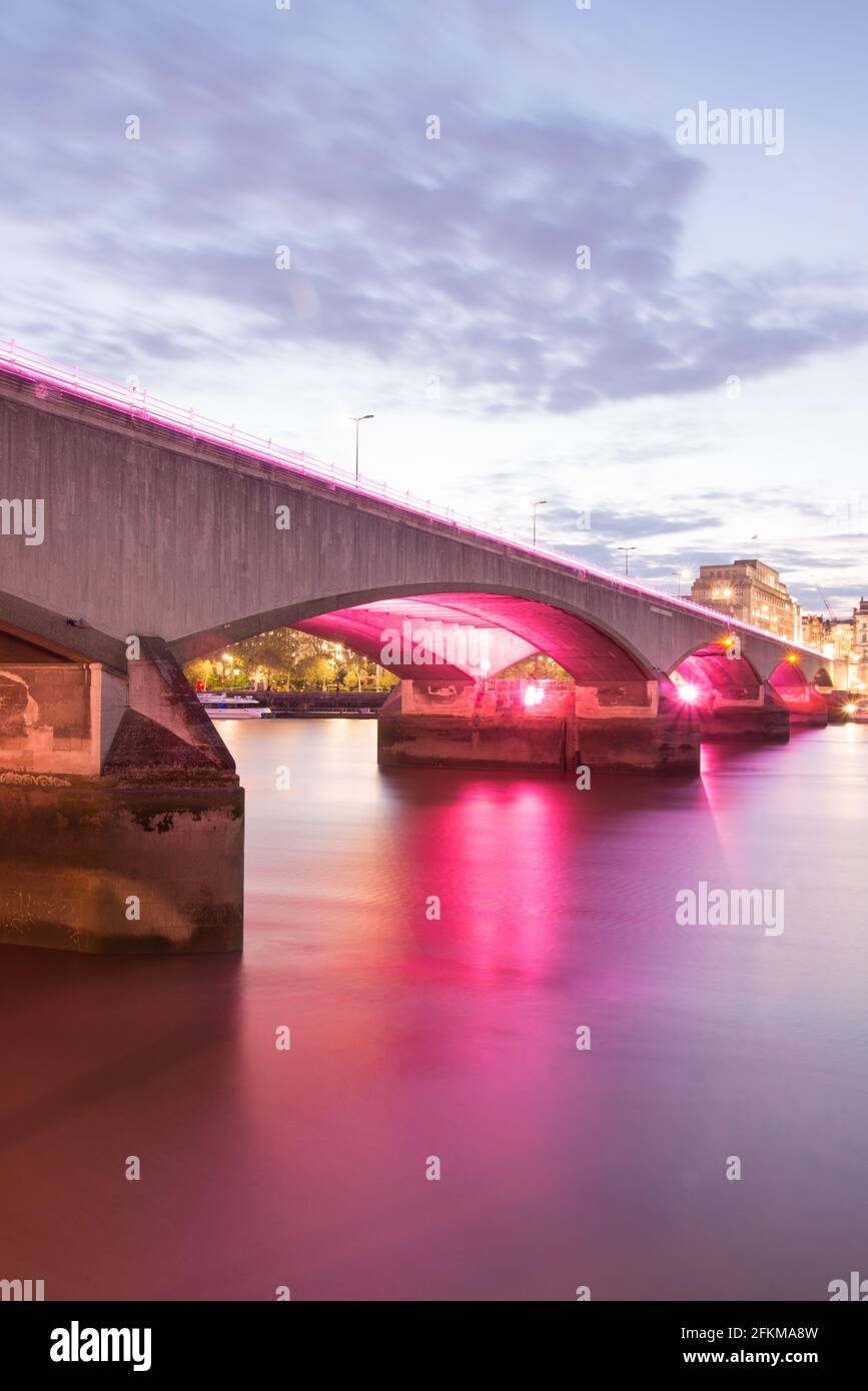 Ponte illuminato sul fiume Waterloo di Giles Gilbert Scott Lifschutz Davidson Sandilands Leo Villareal Studio Foto Stock