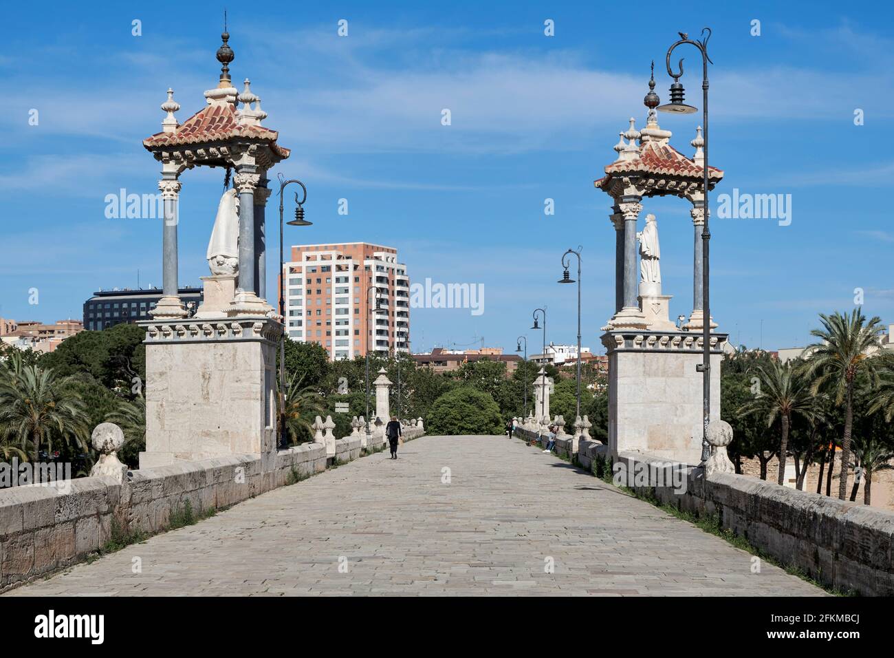 Sculture sul Puente del Mar Attraverso i giardini Turia a Valencia, Spagna Foto Stock