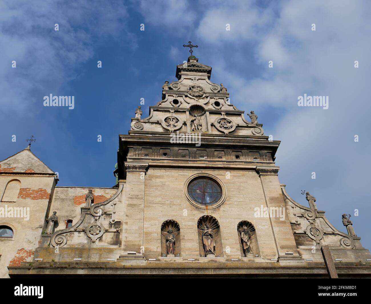 Scudo-frontone della chiesa di Sant'Andrea a Lviv, Ucraina, città vecchia Foto Stock Scudo-frontone della chiesa di Sant'Andrea a Lviv, Ucraina, città vecchia Foto Stock