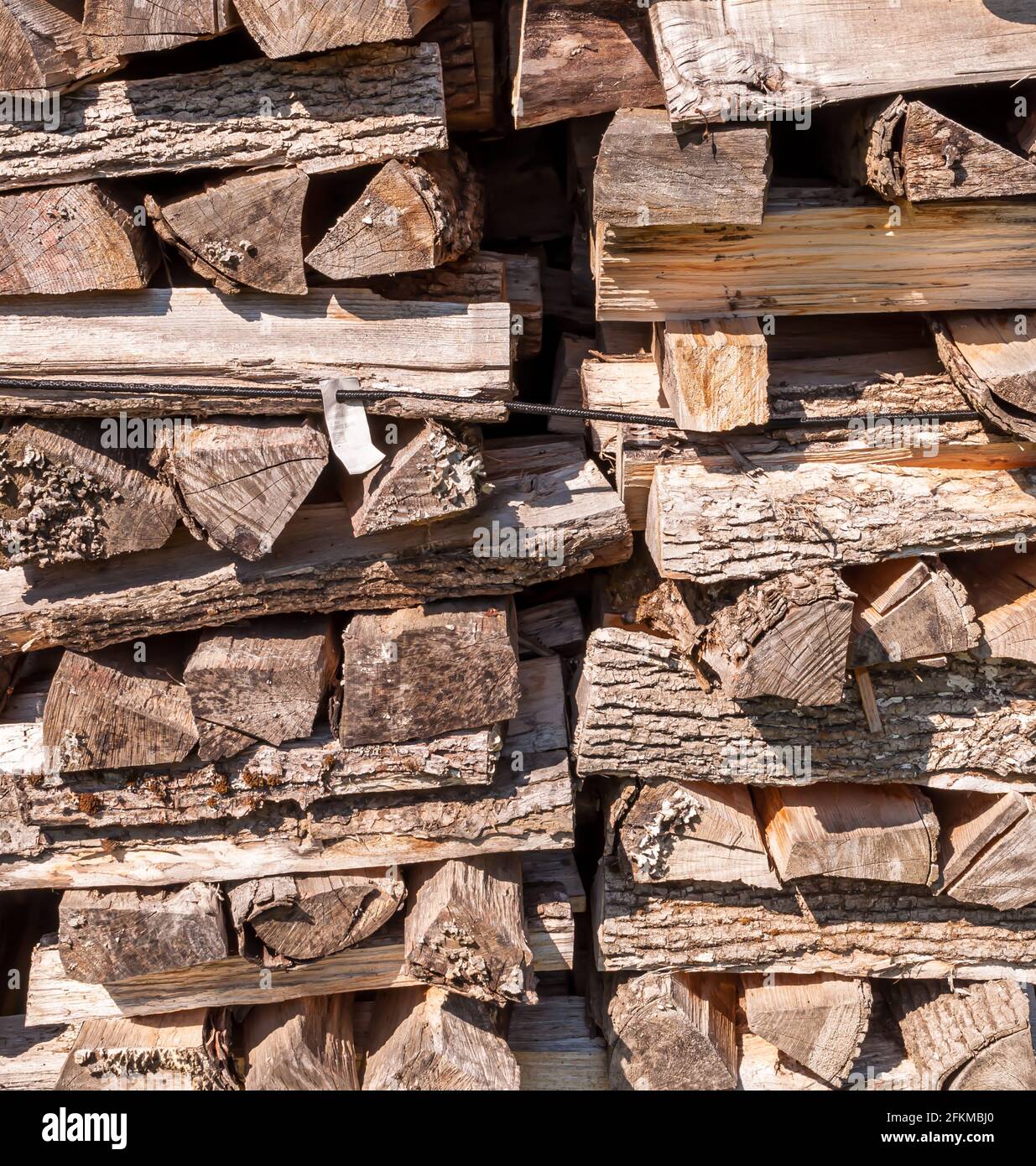 Tagliare e impilare tronchi di legno invecchiato da utilizzare per il riscaldamento nella contea di Warren, Pennsylvania, Stati Uniti Foto Stock