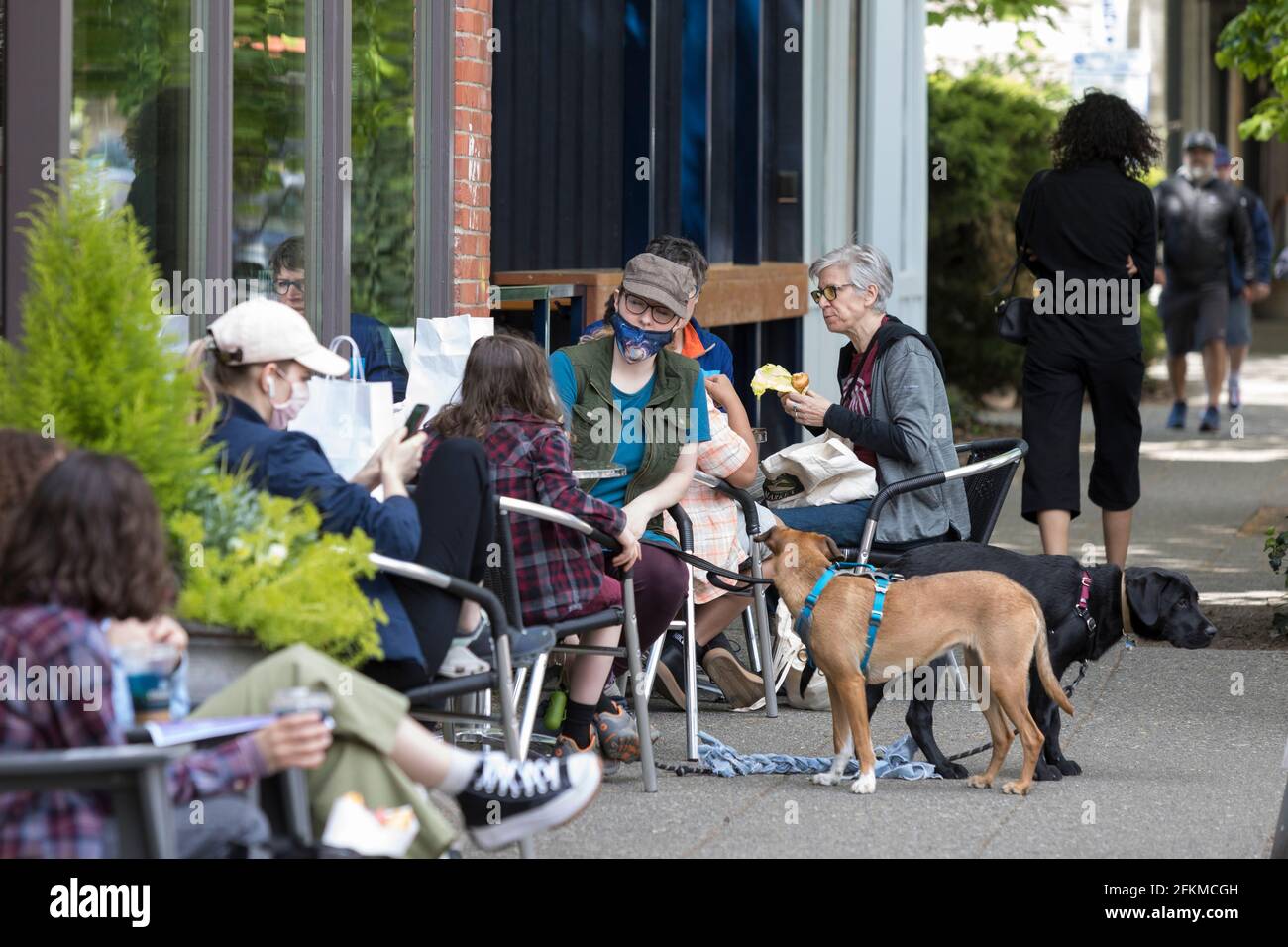Seattle, Washington, Stati Uniti. 2 maggio 2021. I clienti possono cenare all'aperto al Cafe Umbria, nel quartiere Ballard di Seattle. Questa settimana, il Washington state Health Department ha annunciato che più di una dozzina di contee rischiano di tornare alla fase 2 del piano di riapertura dello stato a causa dell'aumento dei casi e delle ospedalizzazioni COVID-19. Credit: Paul Christian Gordon/Alamy Live News Foto Stock
