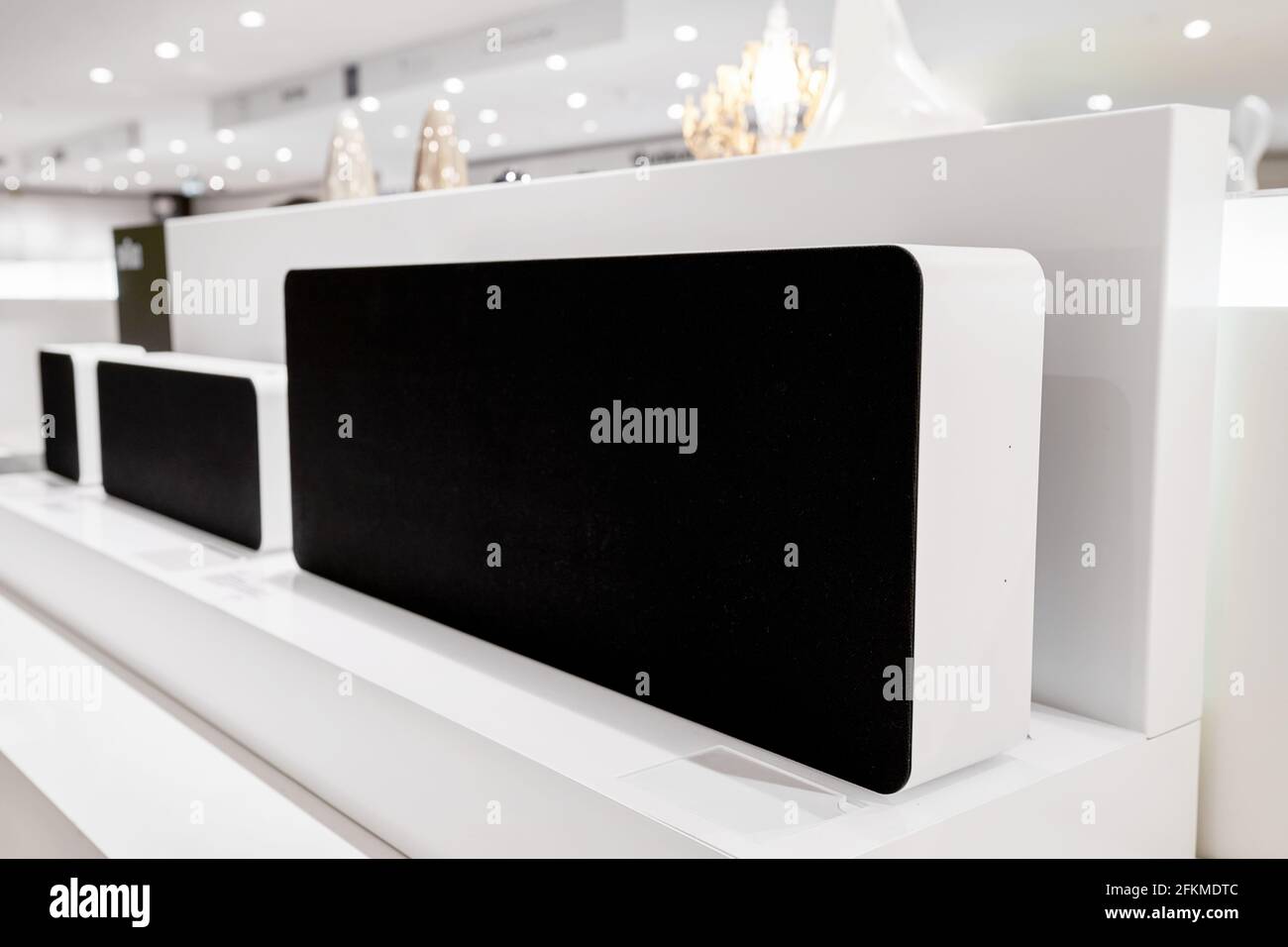 Moderno altoparlante stereo bianco nel ripiano Foto Stock
