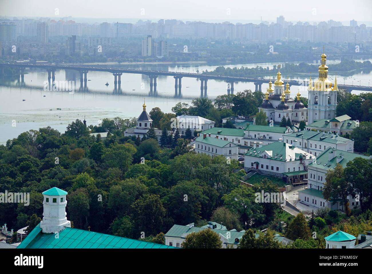 Vista del complesso del Monastero di Lavra inferiore, del Monastero della Grotta di Kiev o del Monastero della Santa Assunzione, Kiev, Ucraina dal Grande Campanile Foto Stock