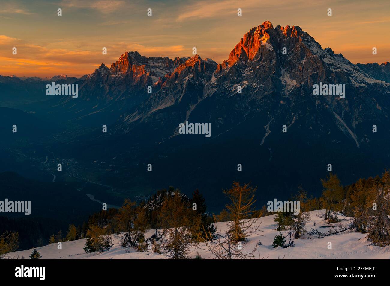 Vetta del Monte Antelao alla luce della sera, Sante Viro di Cadore, Dolomiti, Italia Foto Stock