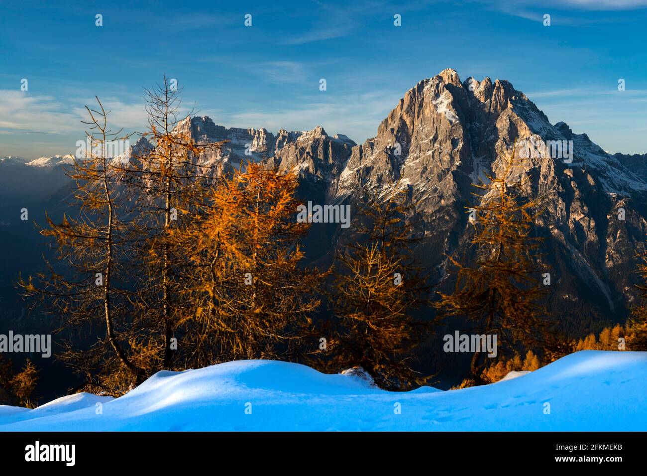 Vetta del Monte Antelao alla luce della sera, Sante Viro di Cadore, Dolomiti, Italia Foto Stock