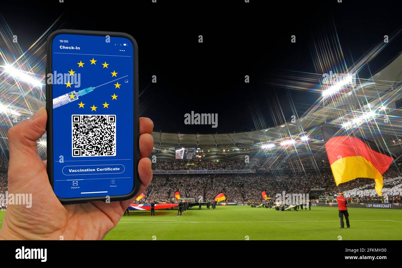 FOTOMONTAGGIO, smartphone portatile con carta digitale europea di  vaccinazione in stadio di calcio con spettatori, immagine simbolica, crisi  di Corona Foto stock - Alamy