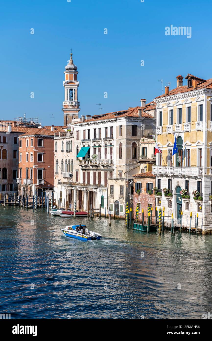 Canal Grande con barca, Venezia, Veneto, Italia Foto Stock