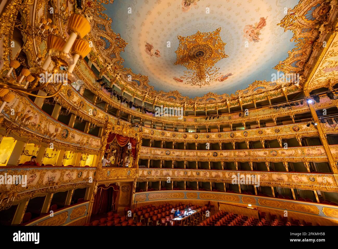 Auditorium con galleria dorata, Teatro la Fenice, Venezia, Veneto, Italia Foto Stock
