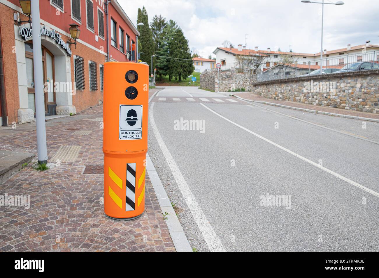 Speed ​​camera installato sul lato strada per monitorare la velocità di conduttori Foto Stock