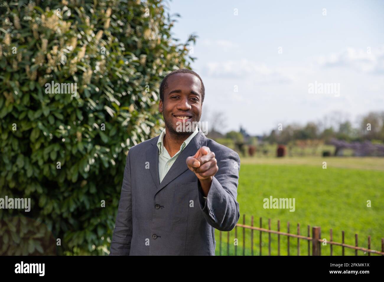 Uomo d'affari africano sucessivo che punta alla telecamera con il dito Come vogliamo voi Foto Stock