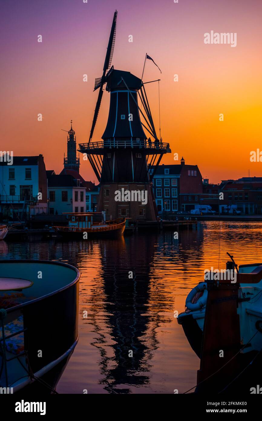 Mulino a vento di Haarlem sul fiume Spaarne al tramonto Foto Stock