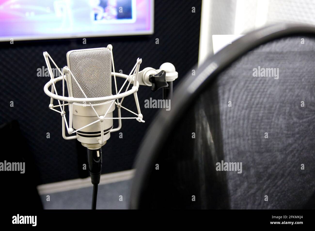 Microfono da studio per registrazioni professionali. Lo studio di registrazione del suono. Foto Stock