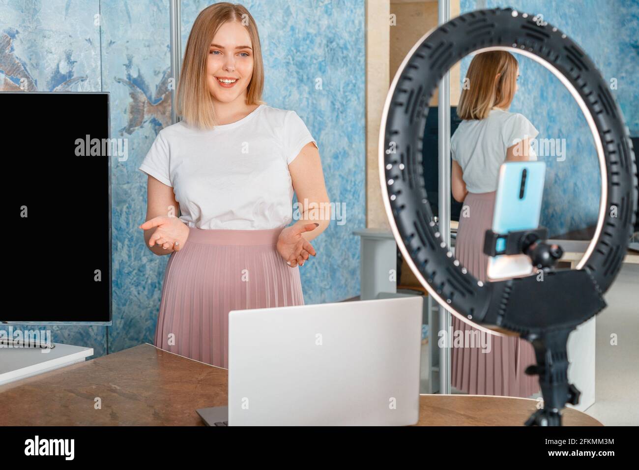 L'insegnante online registra le lezioni video. Il manager effettua la presentazione durante la riunione online. Donna registra lo streaming utilizzando la lampada ad anello per smartphone portatile. Allenatore Foto Stock