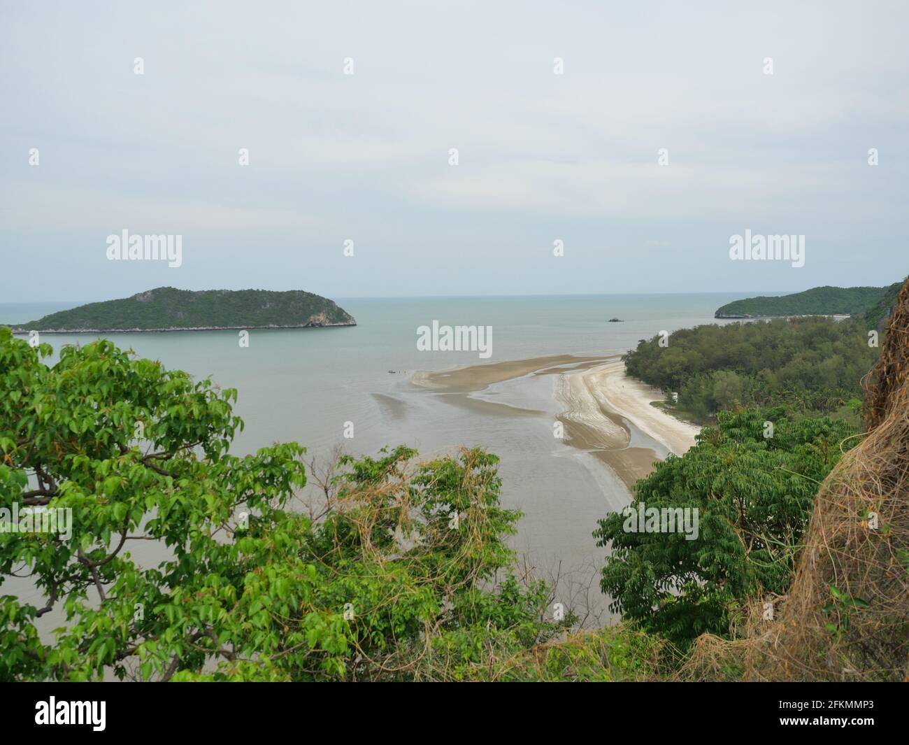 Vista aerea della spiaggia e del mare presso il Porto di Laem Sala spiaggia , l'onda bianco bolle nel verde acqua splash la sabbia marrone, Khao Sam Roi Yot National Park Foto Stock