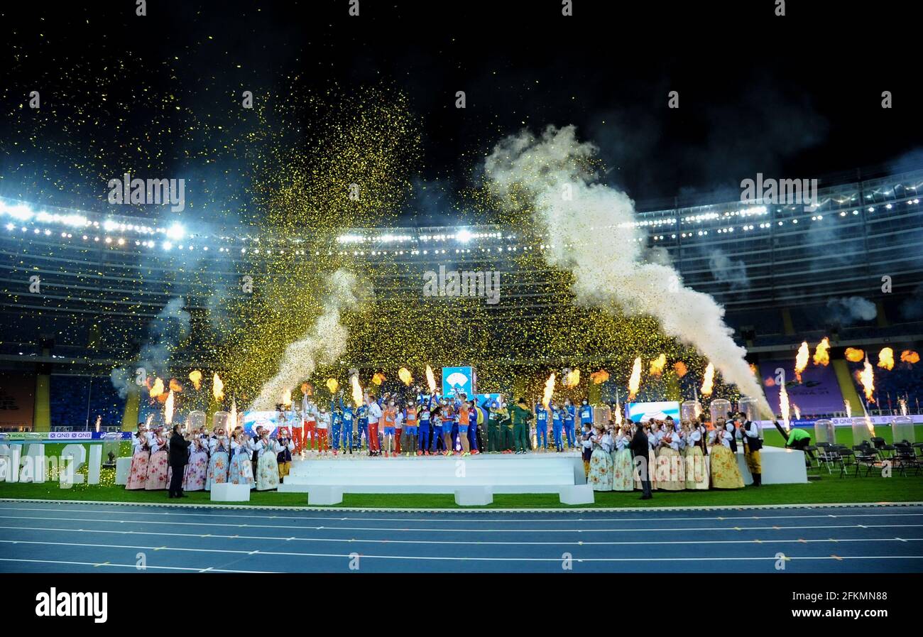 Chorzow, Polonia. 2 maggio 2021. I vincitori di medaglia in tutte le categorie posano sul podio al World Athletics Relays Silesia21 allo Stadio Slesiano di Chorzow, Polonia, 2 maggio 2021. Credit: Rafal Rusek/Xinhua/Alamy Live News Foto Stock