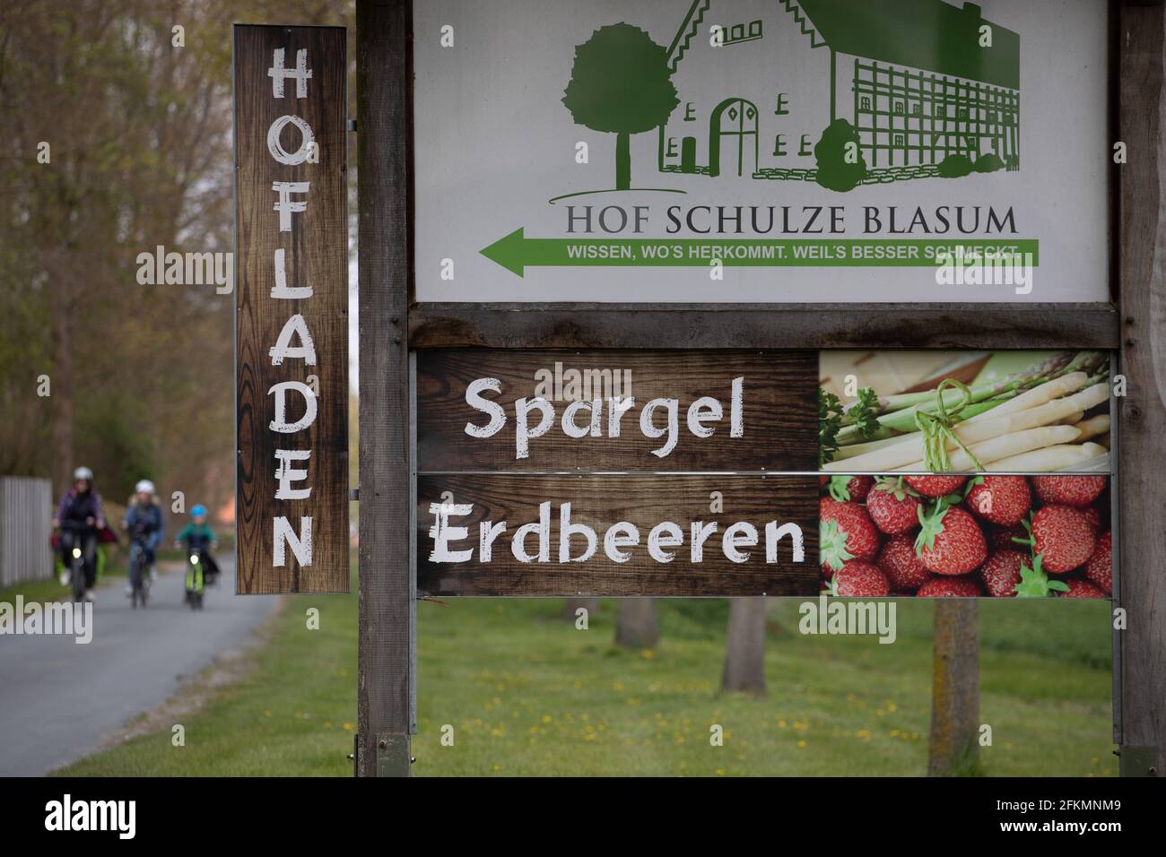 Werne, Germania. 01 Maggio 2021. "Asparagi" è scritto su un segno. I privati possono affittare un pezzo di cresta di asparagi lungo dieci metri per un periodo limitato di tempo presso l''Hof Schulze Blasum' o venire per il taglio spontaneo - l'allevamento di asparagi offre ai privati un servizio speciale intorno alle verdure popolari. (A dpa: 'Affitto di una diga o stabbing spontaneo: Fattoria offre speciale servizio di asparagi') credito: Frito Gentsch/dpa/Alamy Live News Foto Stock