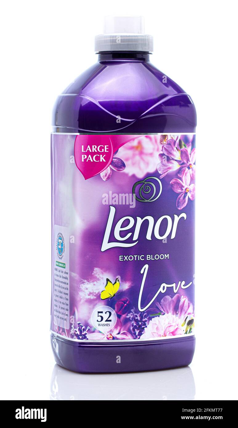 SWINDON, UK - 3 MAGGIO 2021: Lenor Exotic Bloom Fabric Softener (Large Pack) su sfondo bianco Foto Stock