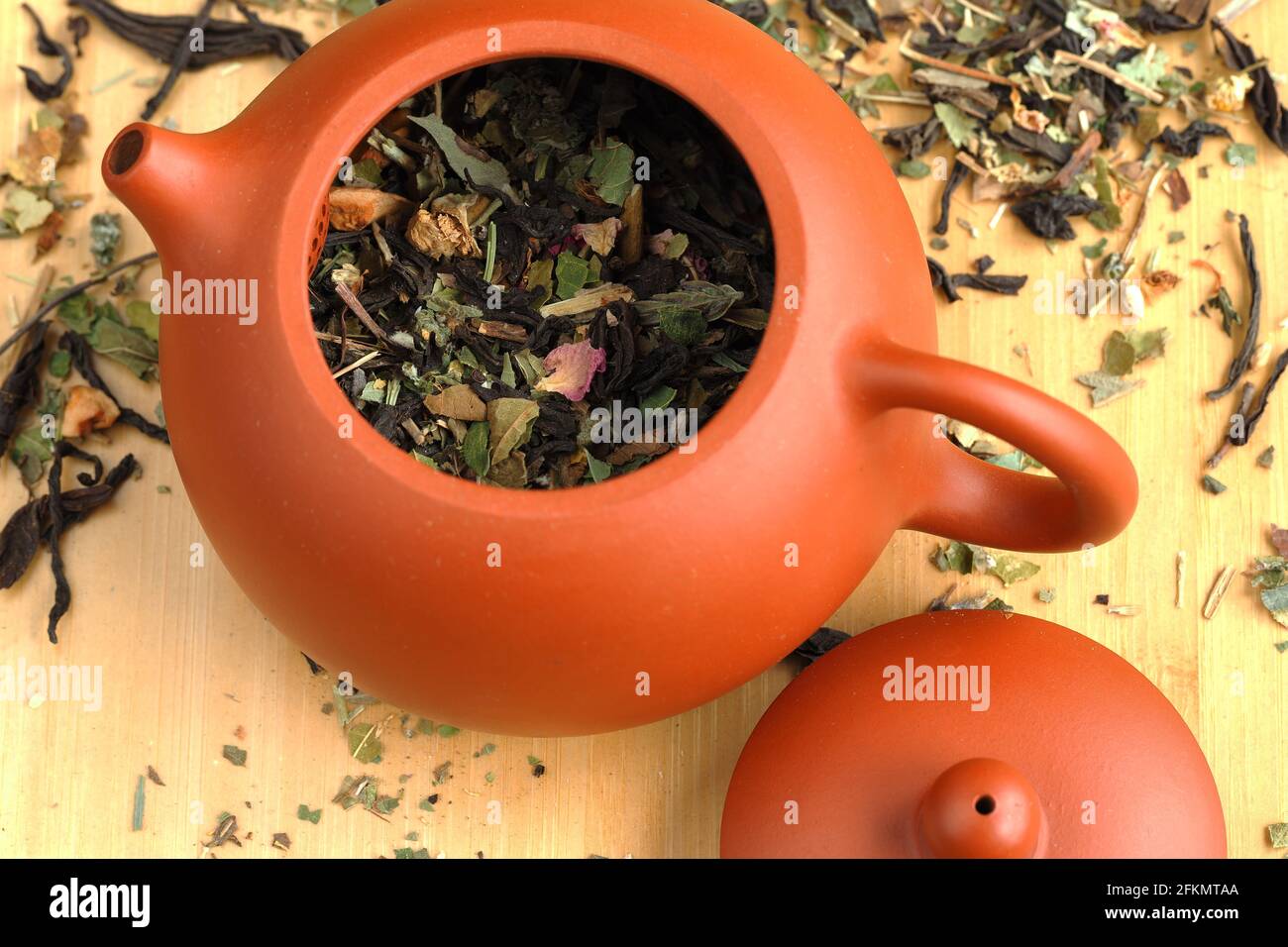 Tè in foglie, tè al salice, preparato in una teiera marrone argilla. Foto Stock