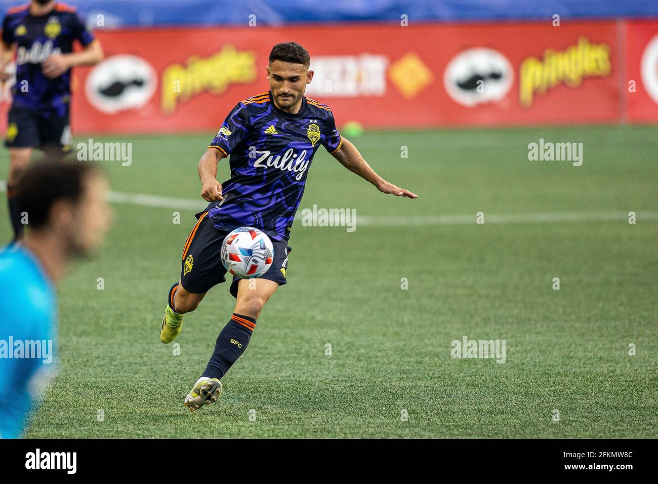 Il centrocampista dei Seattle Sounders Cristian Roldan (7) insegue la palla durante la seconda metà di una partita MLS contro LA Galaxy A Lumen Field, martedì, Foto Stock