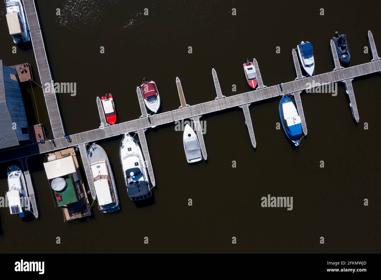 Magdeburgo, Germania. 27 Apr 2021. Le barche sono ormeggiate su un molo di legno. Credit: Stefano Nosini/dpa-Zentralbild/ZB/dpa/Alamy Live News Foto Stock