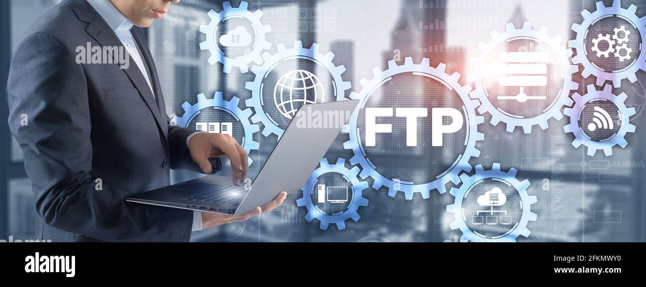 Uomo d'affari che preme il touch screen FTP. Concetto IT blu. Foto Stock