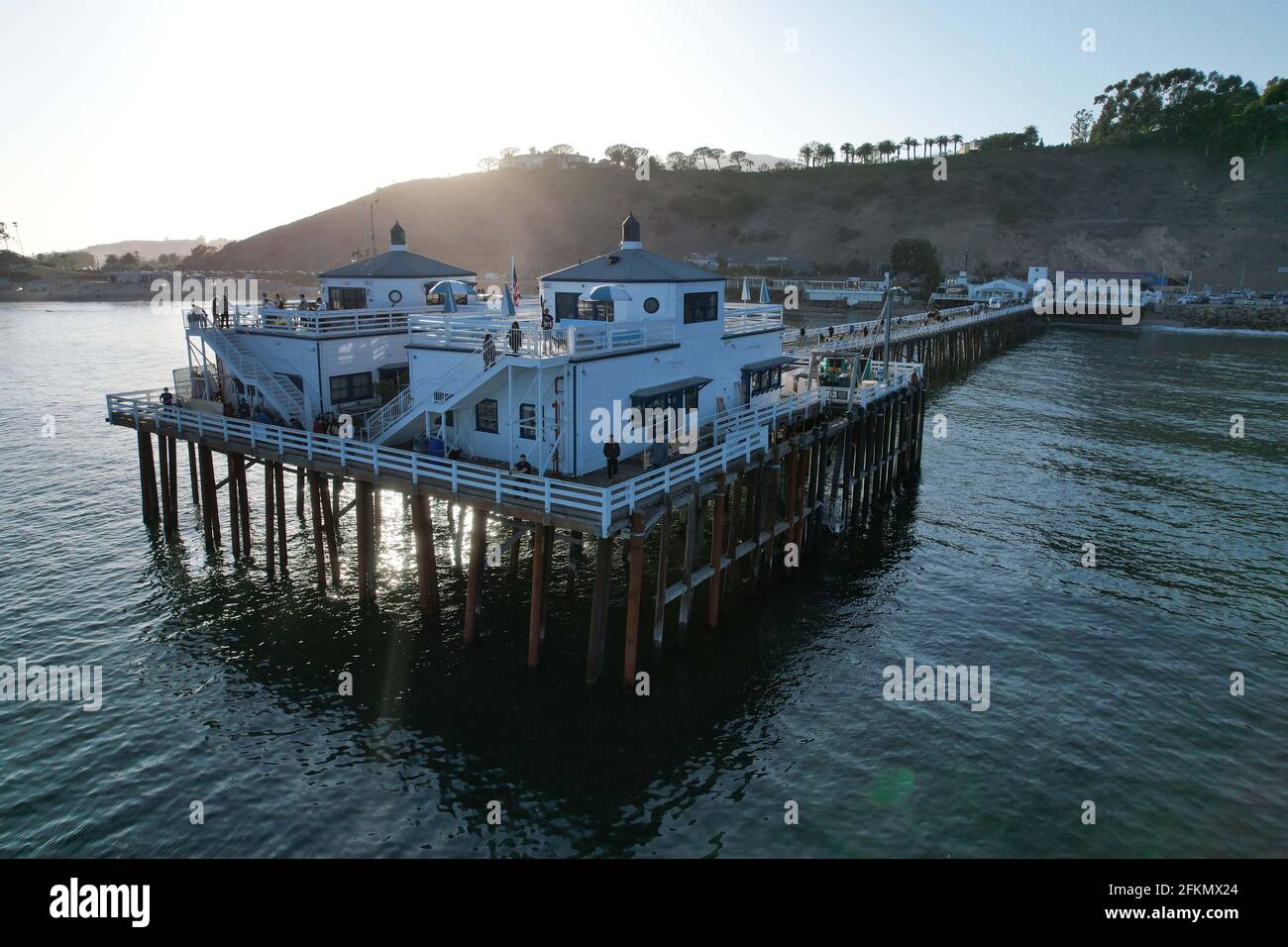 Una vista aerea del Malibu Pier, domenica 2 maggio 2021, a Malibu, Calif. Foto Stock