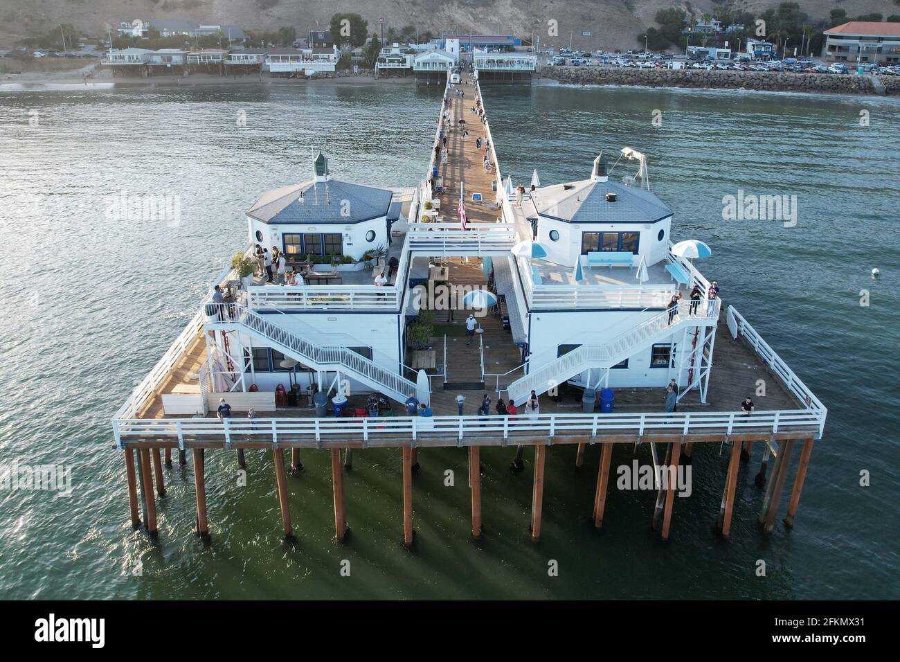 Una vista aerea del Malibu Pier, domenica 2 maggio 2021, a Malibu, Calif. Foto Stock