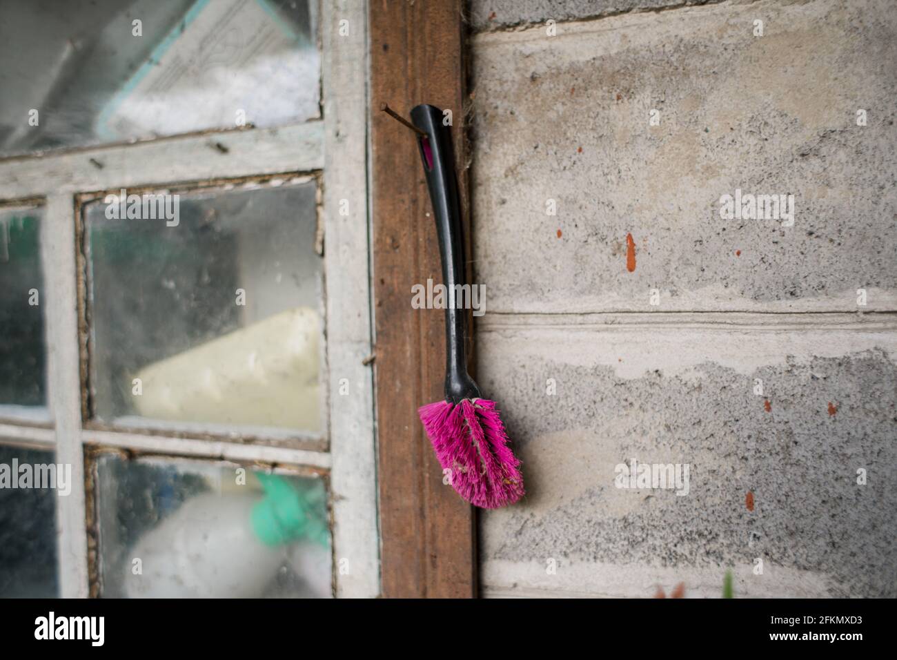 un vecchio pennello appeso al muro di un vecchio casa Foto Stock