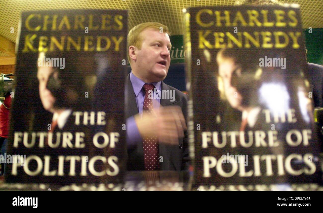 Conferenza liberale democratica Bournemouth settembre 2000 Charles Kennedy firma copie del suo libro alla conferenza lib DEM a Bournemouth. 18.9.00 Pic:JOHN VOOS Foto Stock