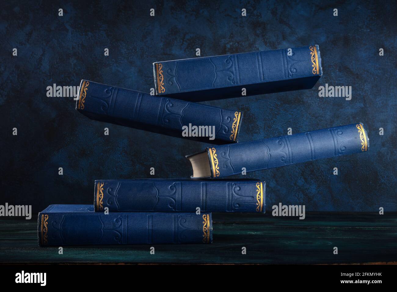 Libri antichi, galleggianti su sfondo blu Foto Stock