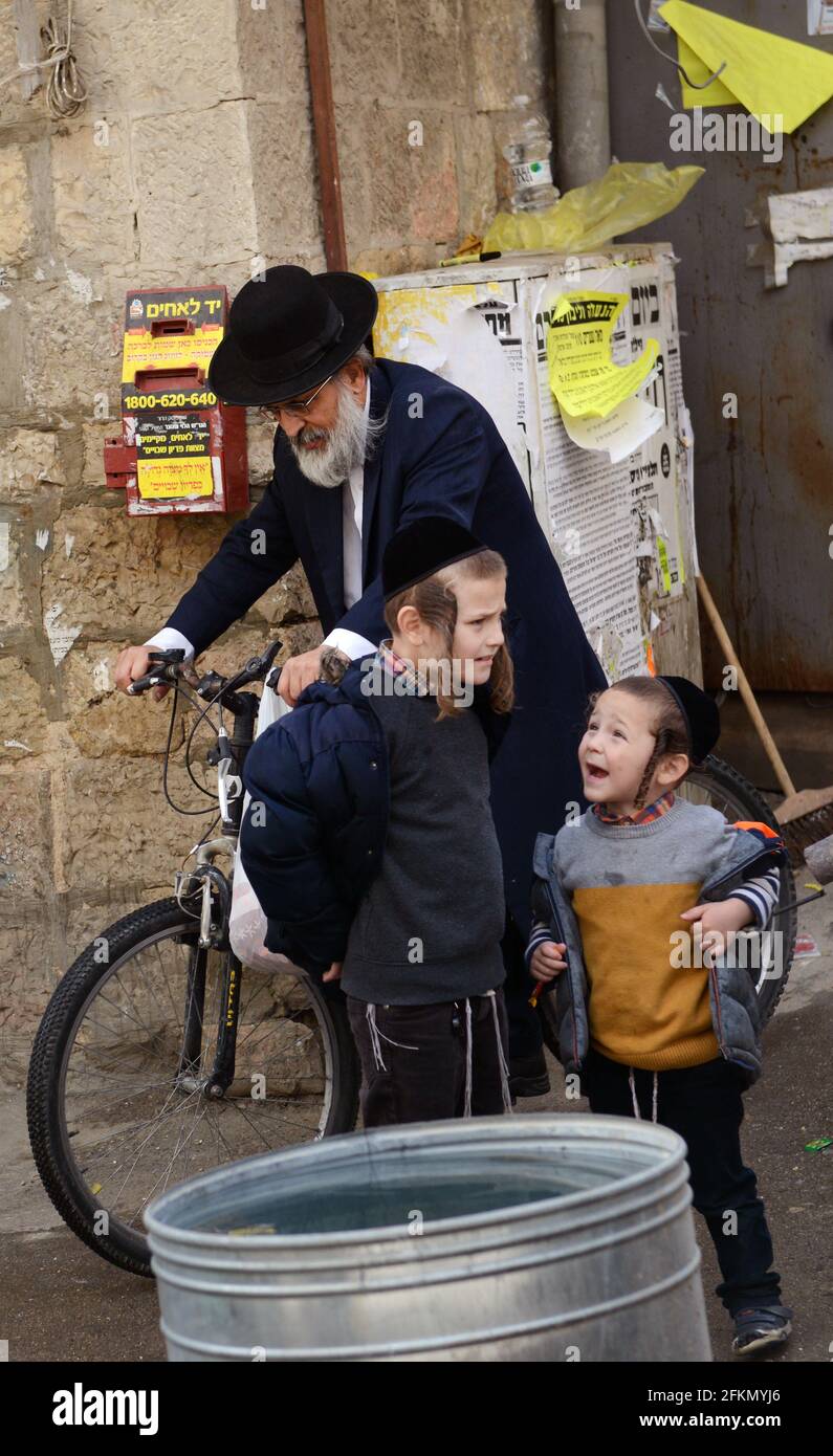 Ragazzi ultra ortodossi nel quartiere Mea Shearim di Gerusalemme, Israele. Foto Stock