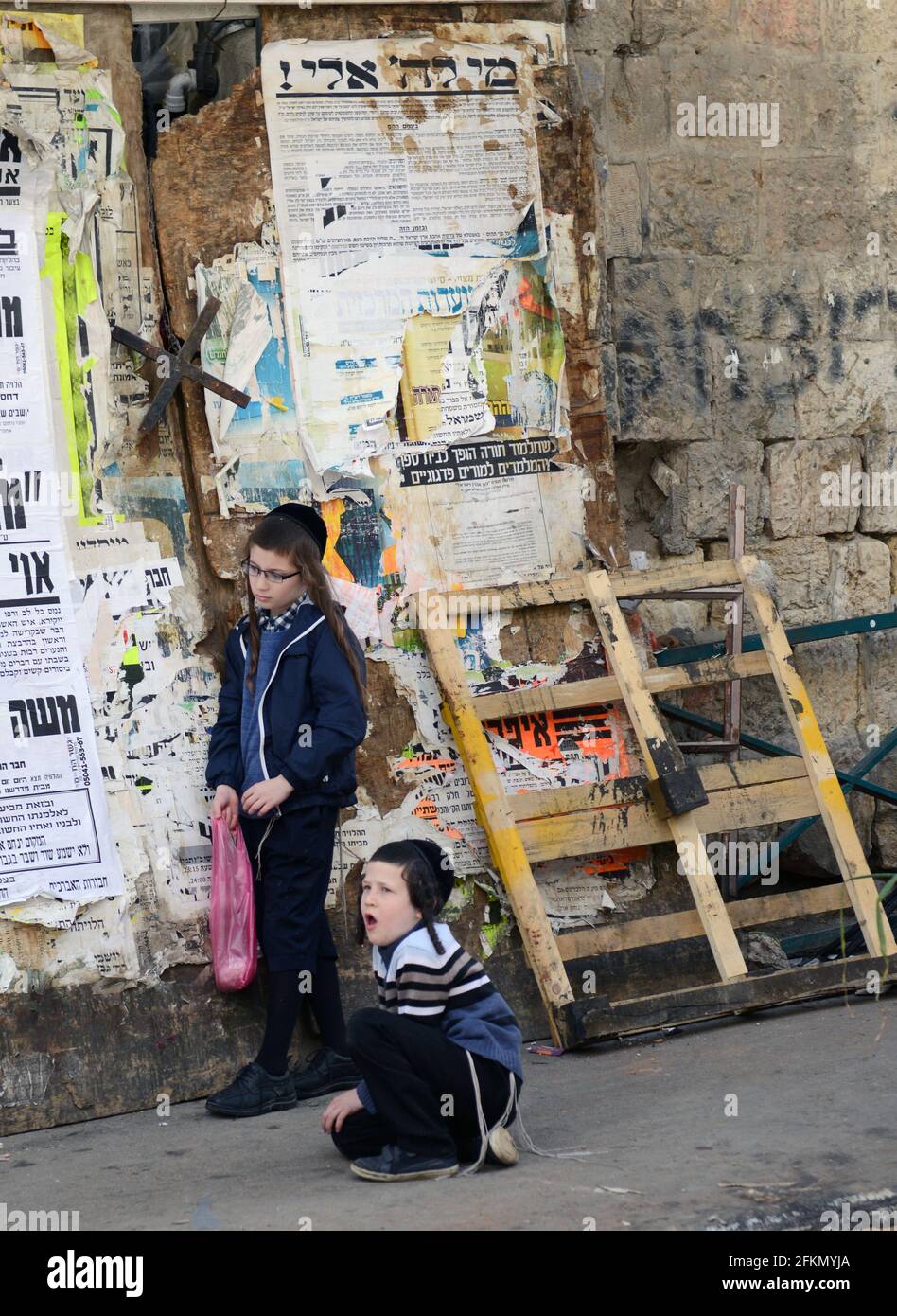 Ragazzi ebrei ortodossi nel quartiere Mea Shearim di Jerusaelm, Israele. Foto Stock