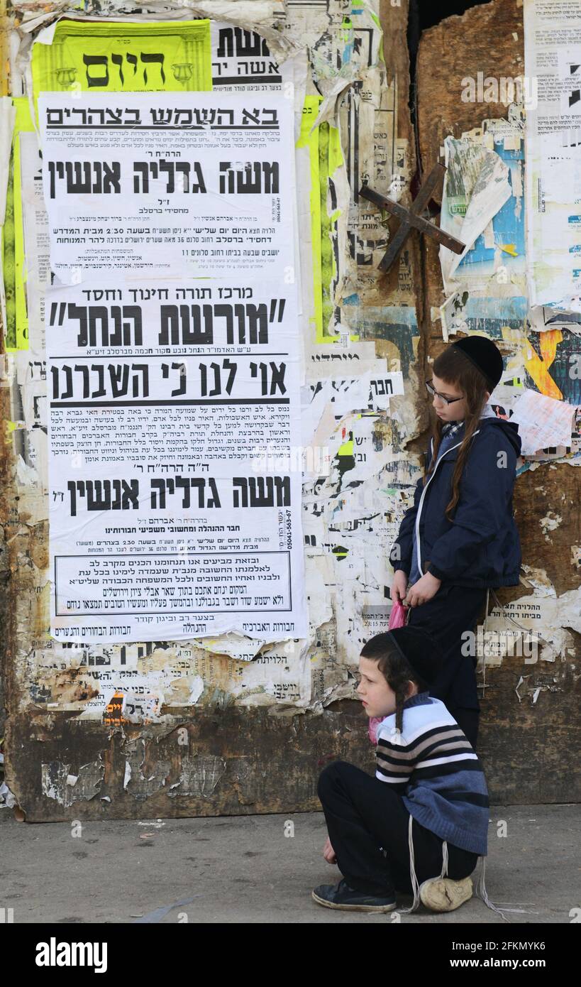 Ragazzi ebrei ortodossi nel quartiere Mea Shearim di Jerusaelm, Israele. Foto Stock