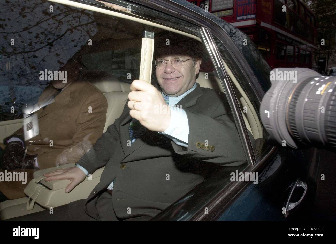 Elton John arriva a High Court novembre 2000 Foto Stock