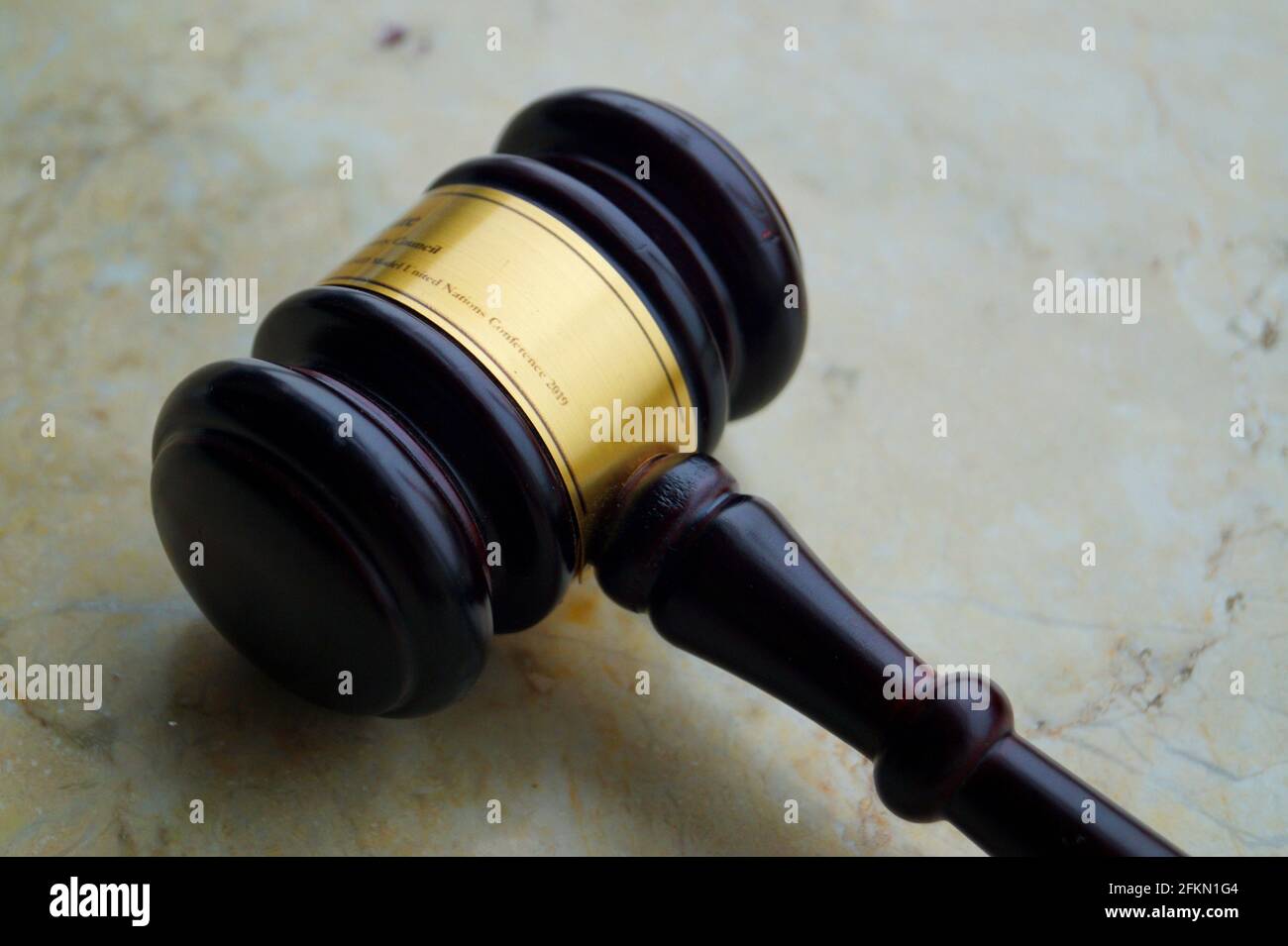 Un gavel in legno vintage, con testo che le Nazioni Unite. Foto Stock