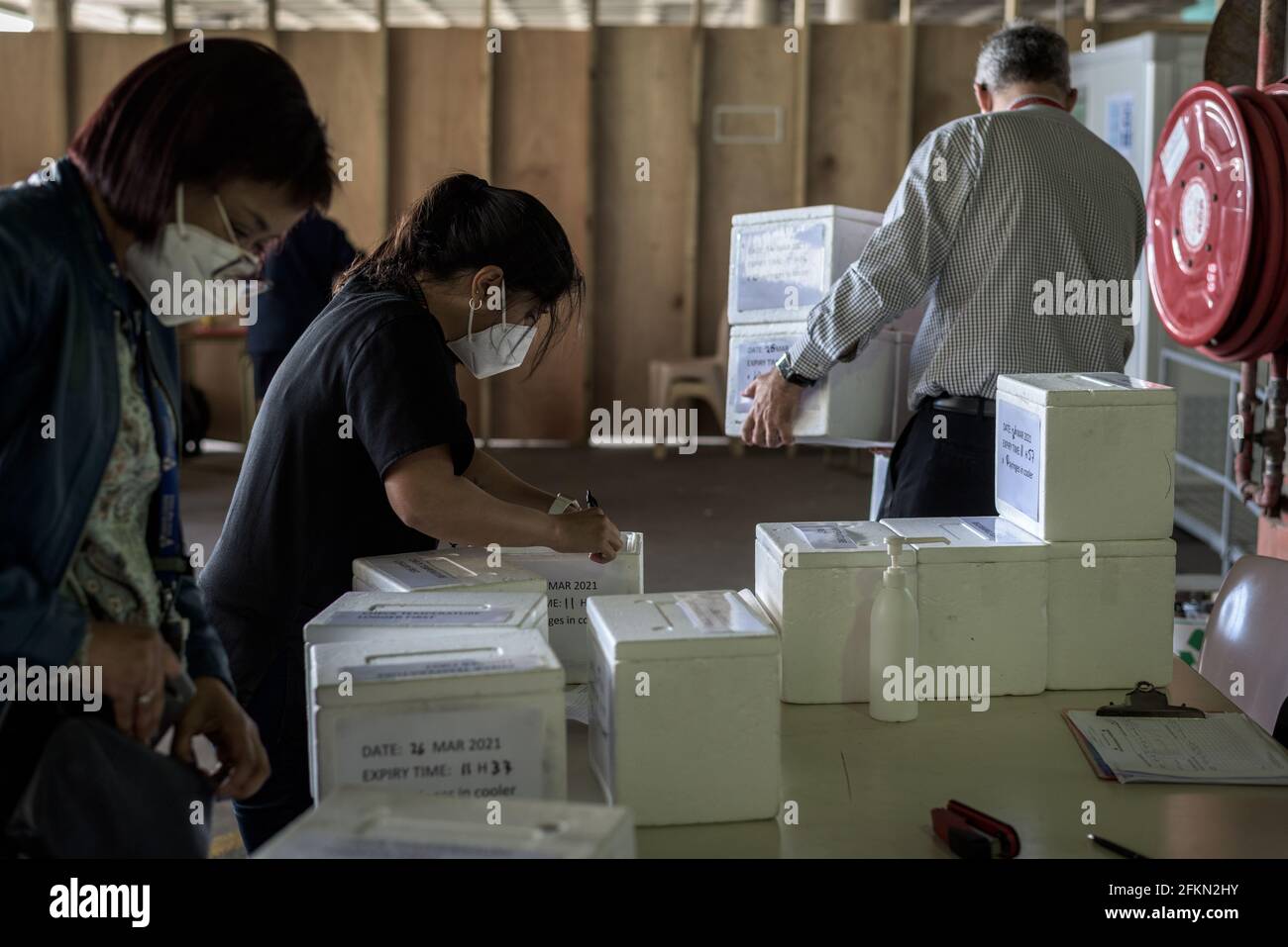 Controllare i vaccini Johnson e Johnson per la salute di prima linea del Sudafrica Lavoratori durante l'attuazione dello studio clinico sul vaccino di Città del Capo Sisonke Foto Stock
