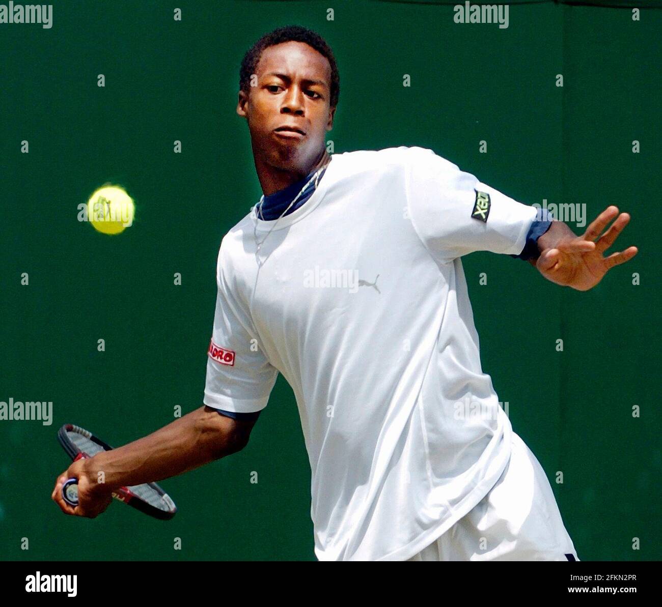 Gael Monfils WIMBLEDON TENNIS CHAMPIOSHIPS 2004. 1/7/2004 BOYS SINGLE'S G.MONFILS DURANTE LA SUA PARTITA CON B.EVANS Picture David AshdownWimbledon Tennis 2004 Foto Stock