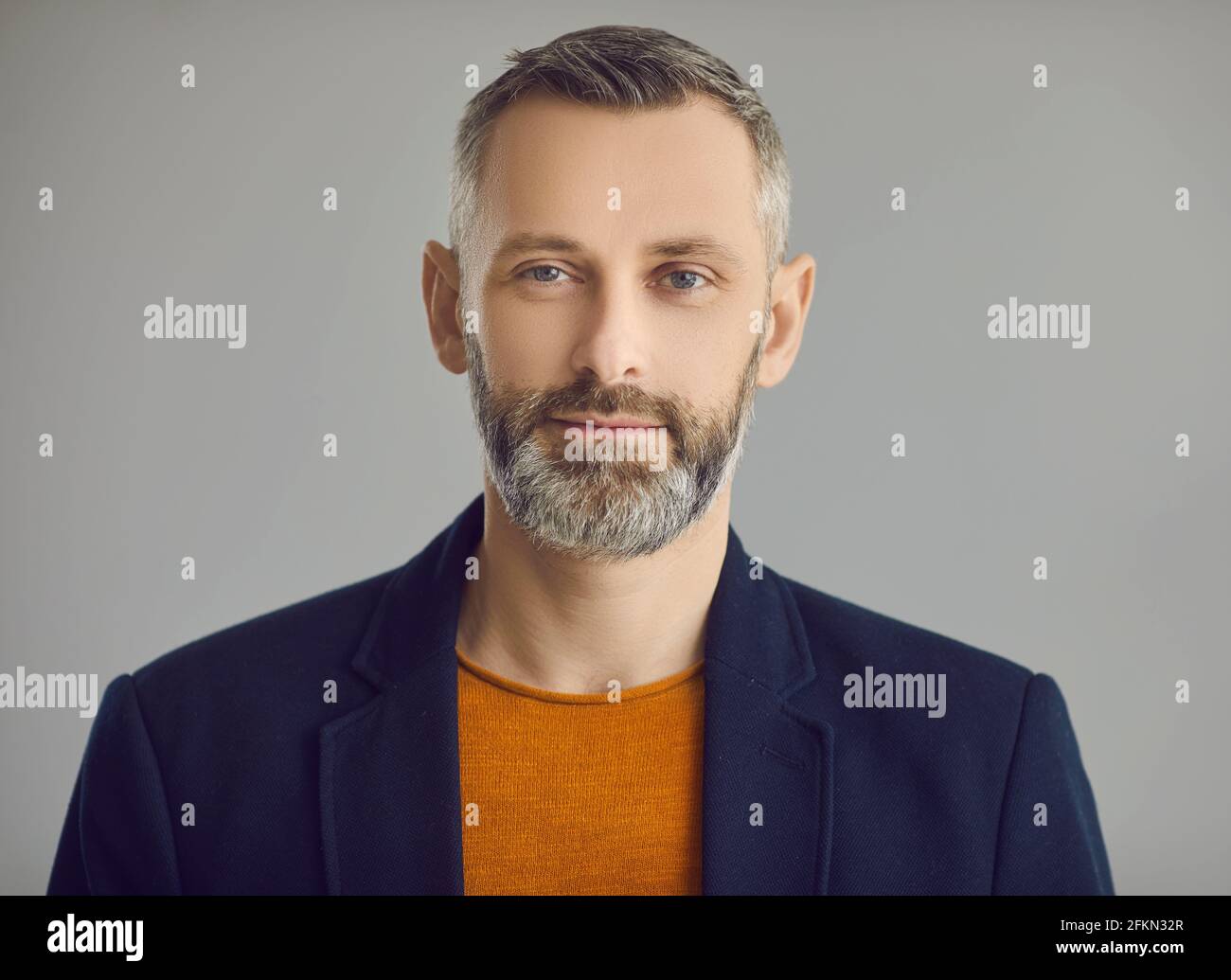 Bell'uomo caucasico hipster con barba ritratto su grigio sfondo Foto Stock