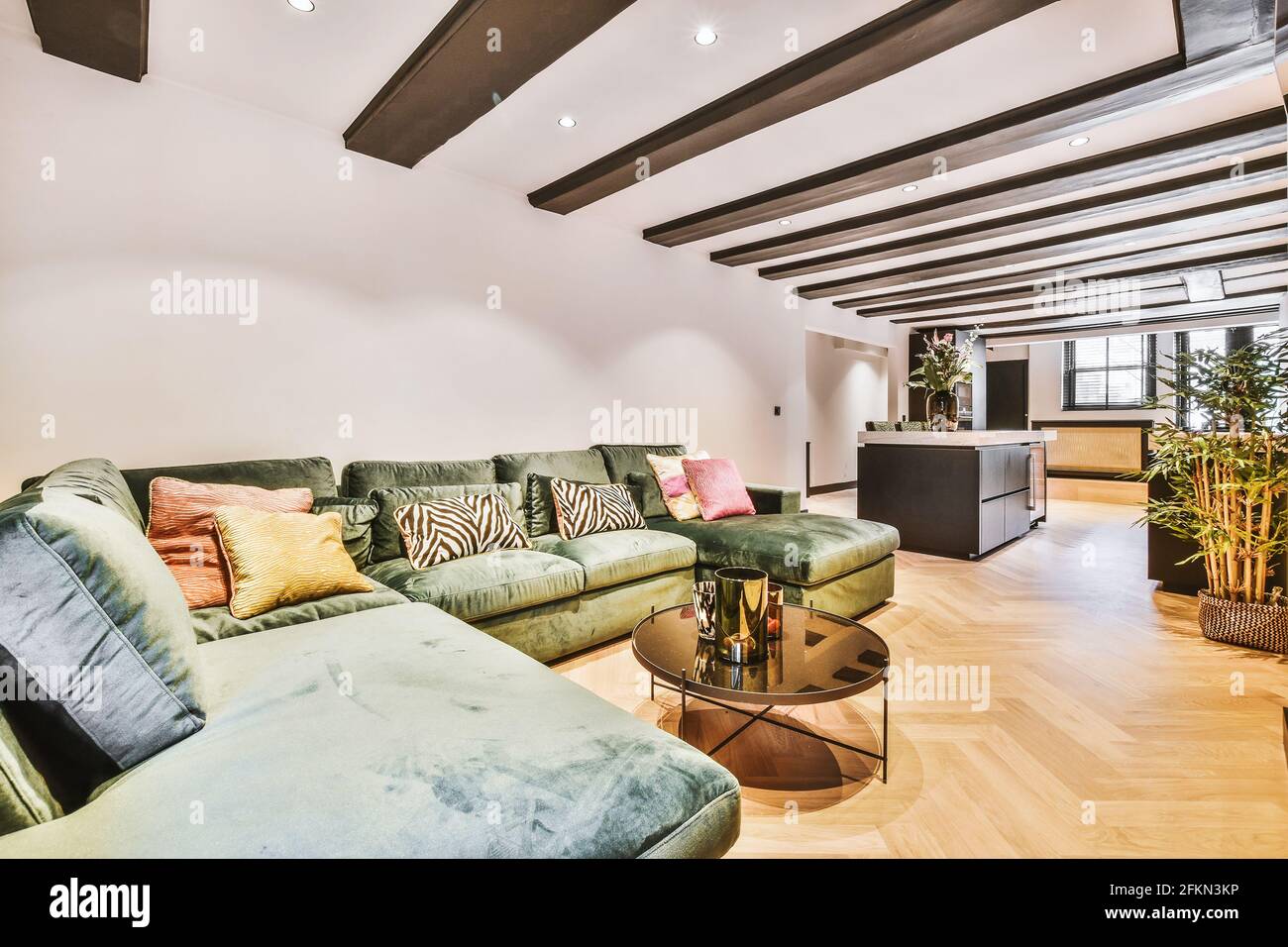 Grande e morbido divano con cuscini in soggiorno aperto Foto Stock