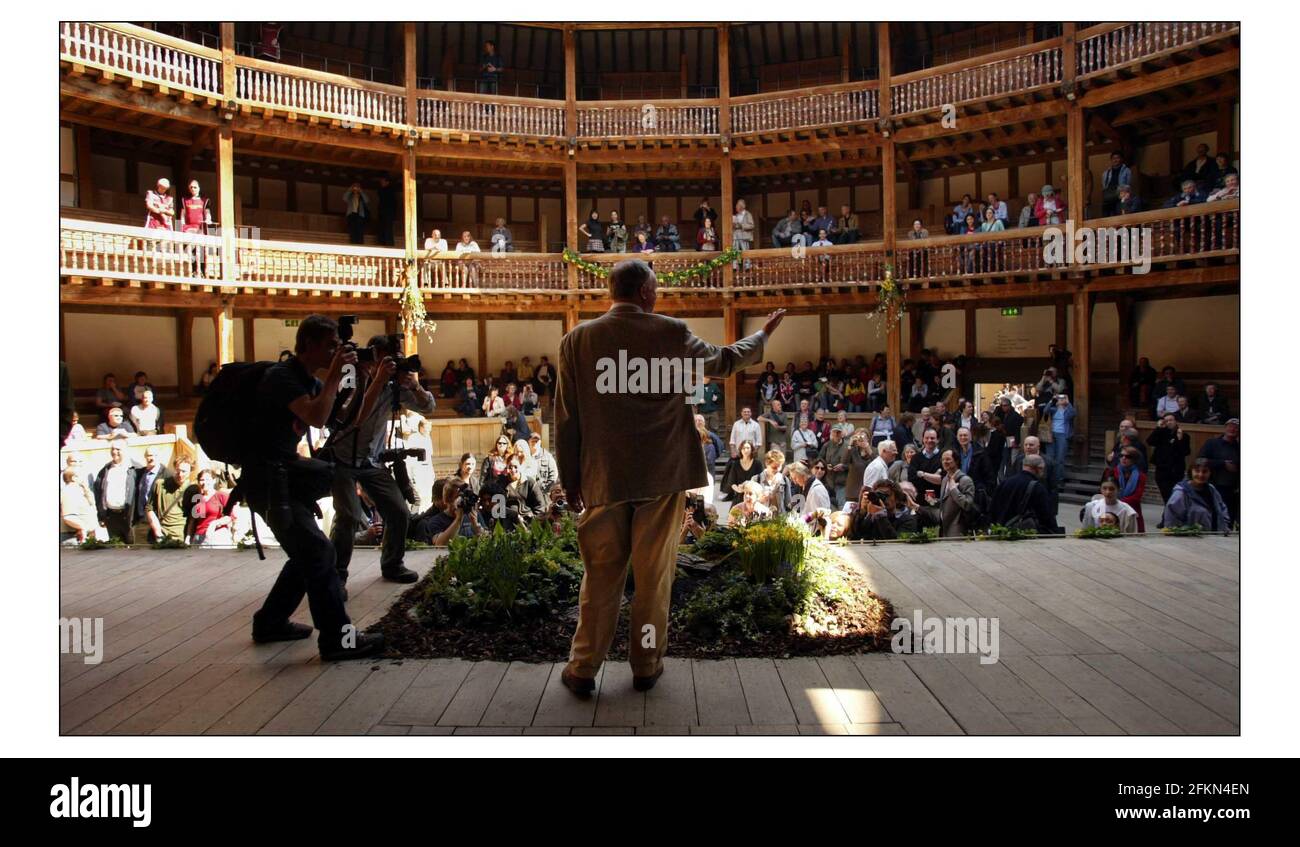 Il sole splende e i turisti sono stati in vigore per godersi le celebrazioni di compleanno di Shakespear sulla riva sud del Tamigi, dove gli artisti di strada hanno intrattenuto e l'ingresso e le visite al teatro Globe sono stati gratuiti. il sindaco di Londra Ken Livingston era a disposizione per aprire la giornata libera al pubblico. pic David Sandison 23/4/2003 Foto Stock