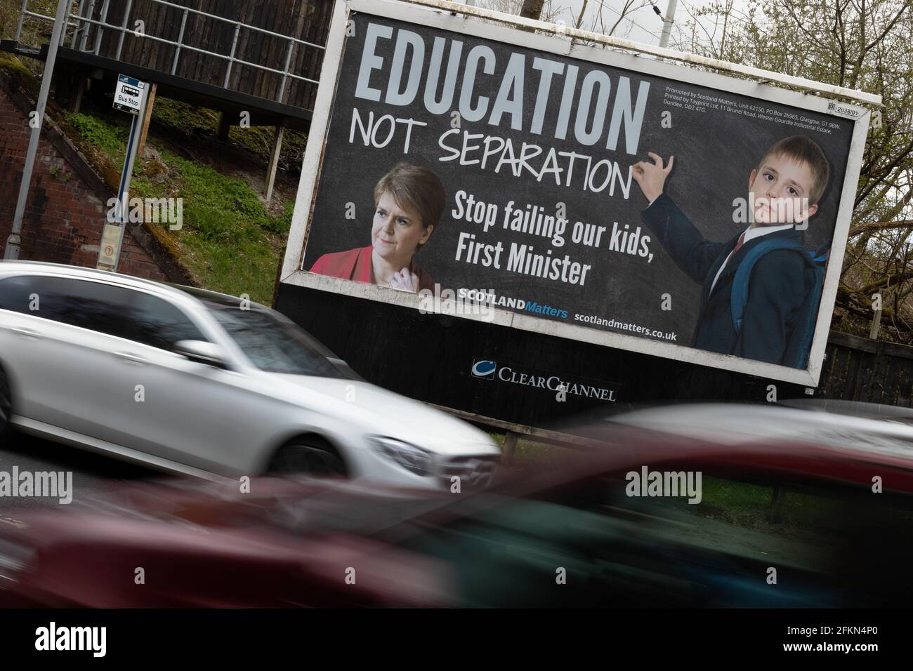 ‘Istruzione non separazione’ - UN cartello politico, dell’organizzazione Scotland Matters, che critica le politiche del primo ministro Nicola Sturgeon, nella zona di Clarkston a Glasgow, Scozia, il 13 aprile 2021. Foto Stock