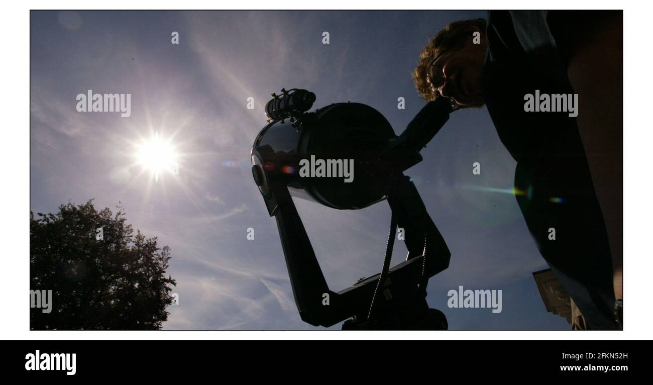 I professionisti e dilettanti Sky watcher si sono riuniti al Royal Observatory A Greenwich per assistere al transito di Venere che dura Si è verificato nel 1882.pic David Sandison 8/6/2004 Foto Stock