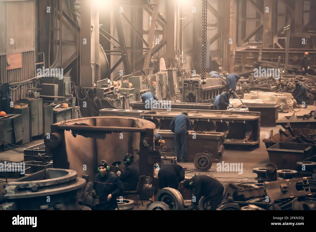 Grande officina con operai di impianti metallurgici che lavorano con parti  in ghisa, lavorazione post-fusione presso la fonderia di acciaierie Foto  stock - Alamy
