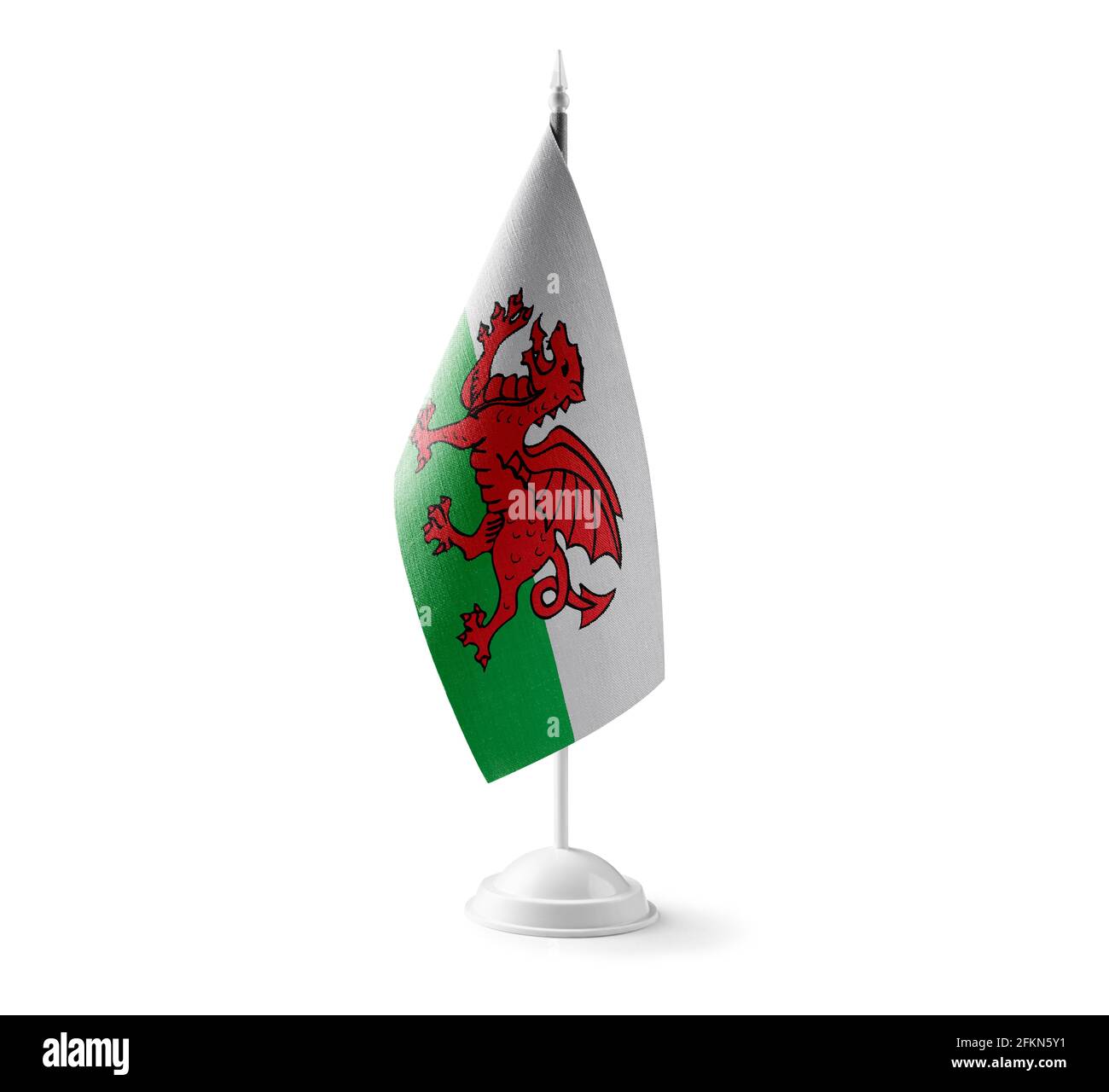 Piccola bandiera nazionale del Galles su sfondo bianco Foto Stock