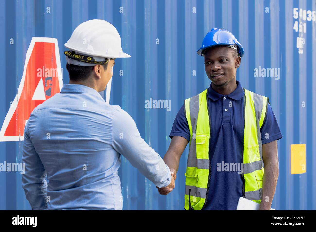 Collaborazione di squadra di società internazionale di trasporto container multietnica. Concetto di lavoro di successo. Foto Stock