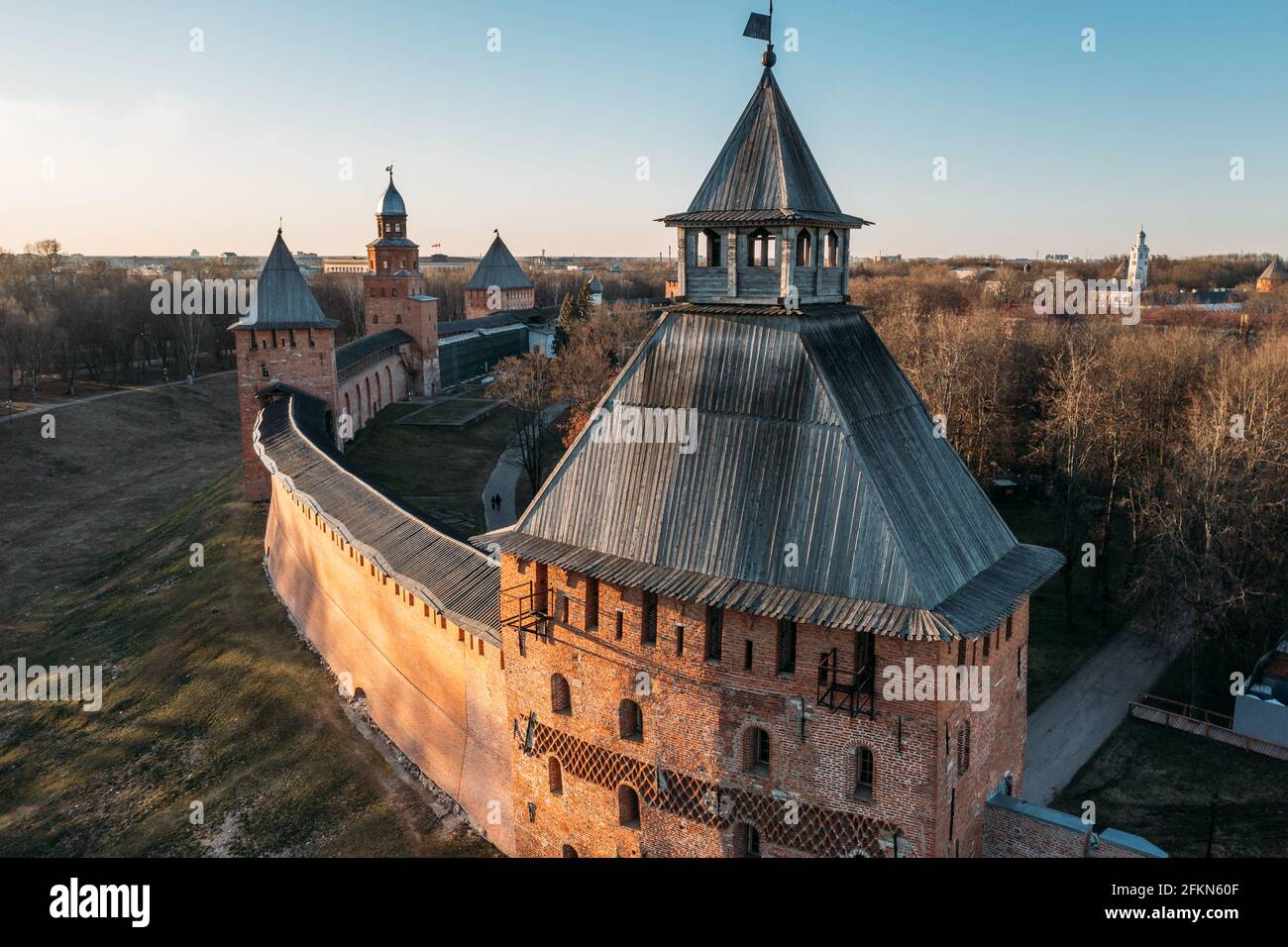 Veliky Novgorod, Cremlino nel centro storico, antico punto di riferimento della città e luogo turistico famoso, vista aerea dal drone. Foto Stock