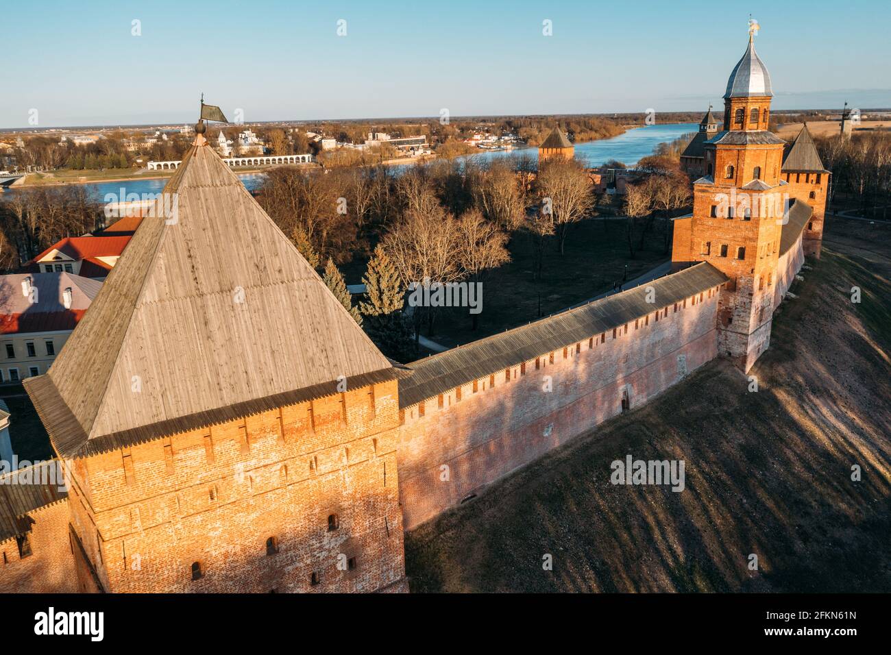 Veliky Novgorod, Cremlino nel centro storico, antico punto di riferimento della città e luogo turistico famoso, vista aerea dal drone. Foto Stock